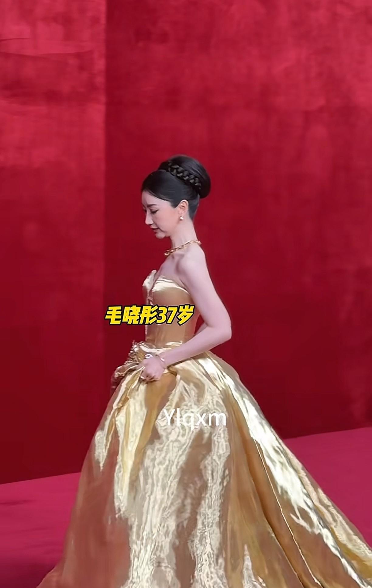 毛晓彤真实年龄是37岁，侧面看也是37岁的样子，但是从正面看，一下子又变年轻了，