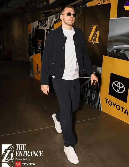 NBA杯四分之一决赛，湖人将迎战马刺。
赛前，湖人在官方社交媒体上更新动态，晒出