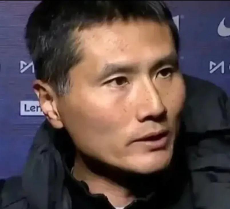 邵佳一曾经是中方教练组助教，在临场指挥上完胜国足主教练伊万。

中超联赛第四轮，