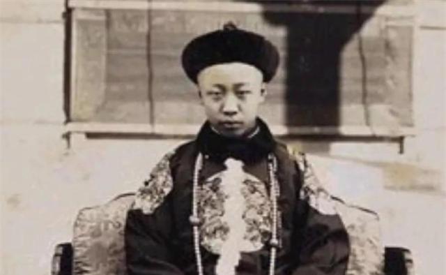 1967年10月17日，溥仪在北京因病去世后，他的家人不知道该以何种规格来安葬溥