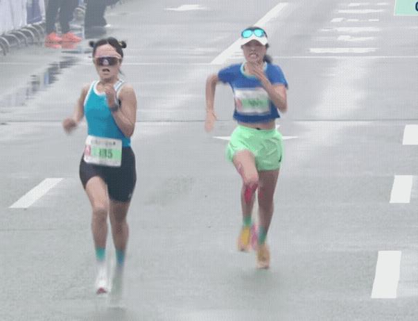 重庆马拉松赛场上，一位女选手在冲刺阶段遭遇了令人惋惜的逆转。她原本领先，距离终点