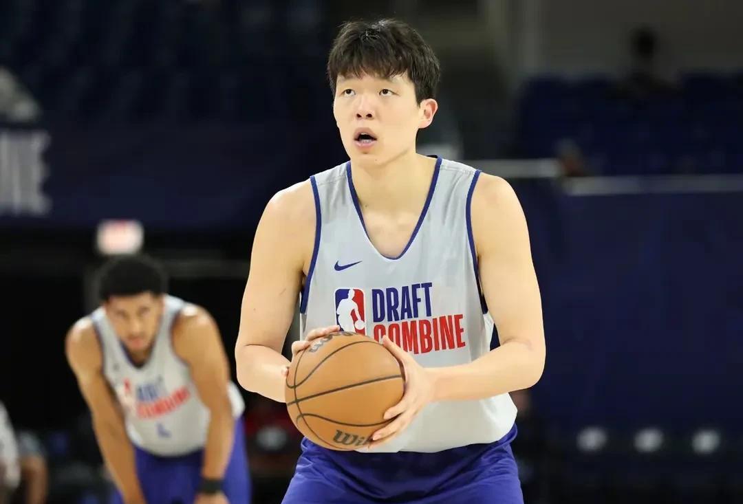 最大黑马！中国第3位首轮新秀，杨瀚森于首轮16顺位被开拓者选中！
北京时间202