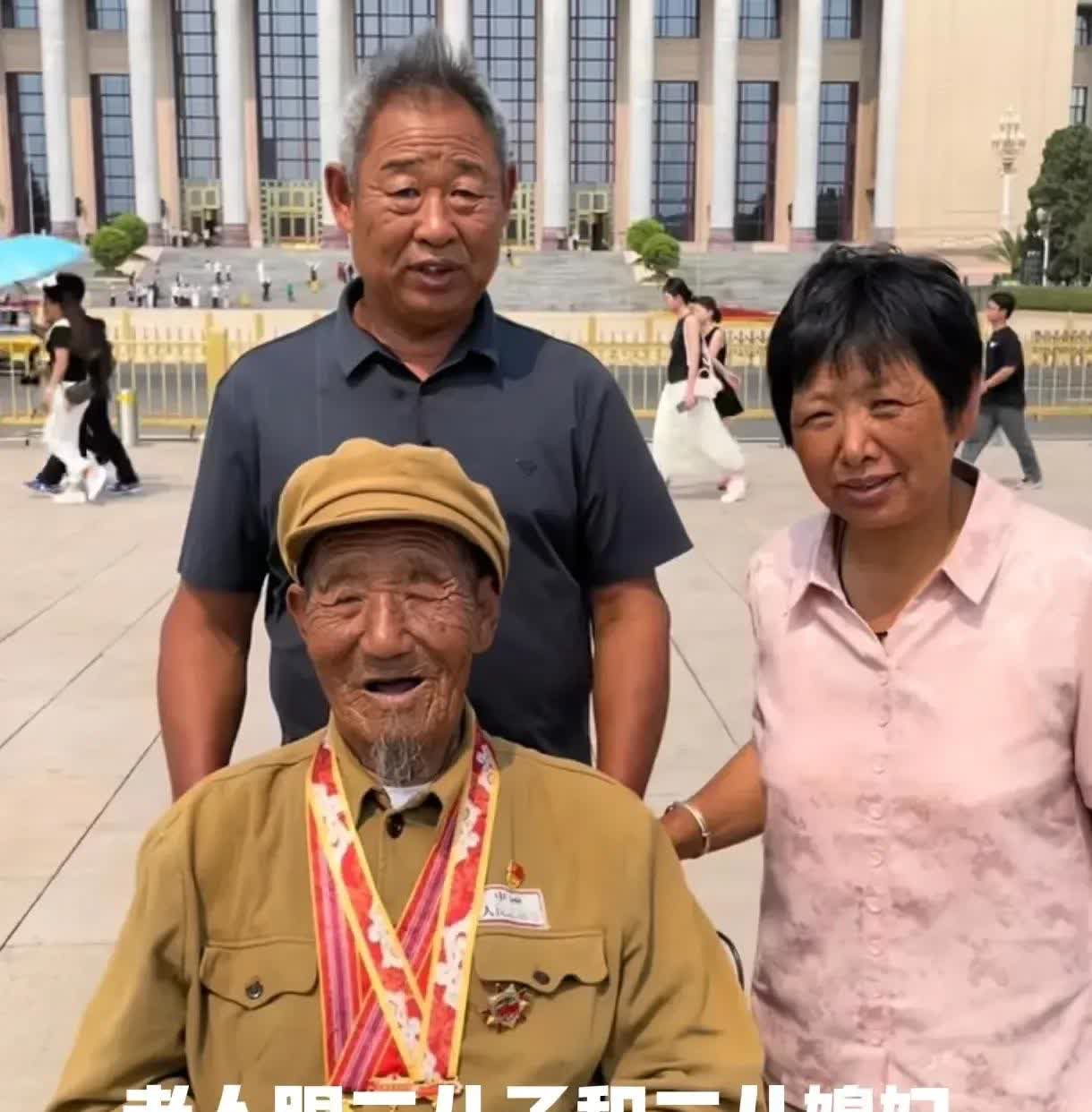 这个叫蹇兆增的抗美援朝老兵过得一直很苦，主要是他的家庭很不幸。

大儿子因病
