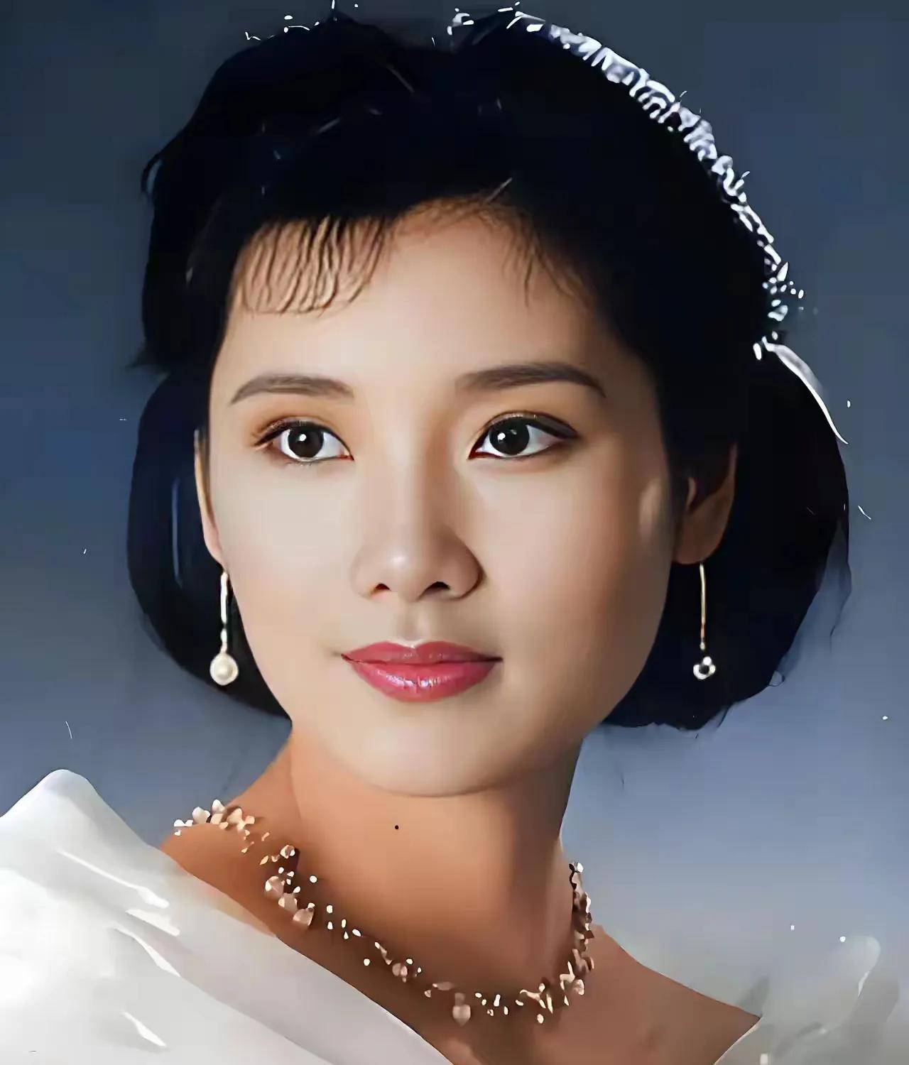 她是一个风华绝代的大美女，比林青霞还要美，还要有气质，猜猜她是谁？