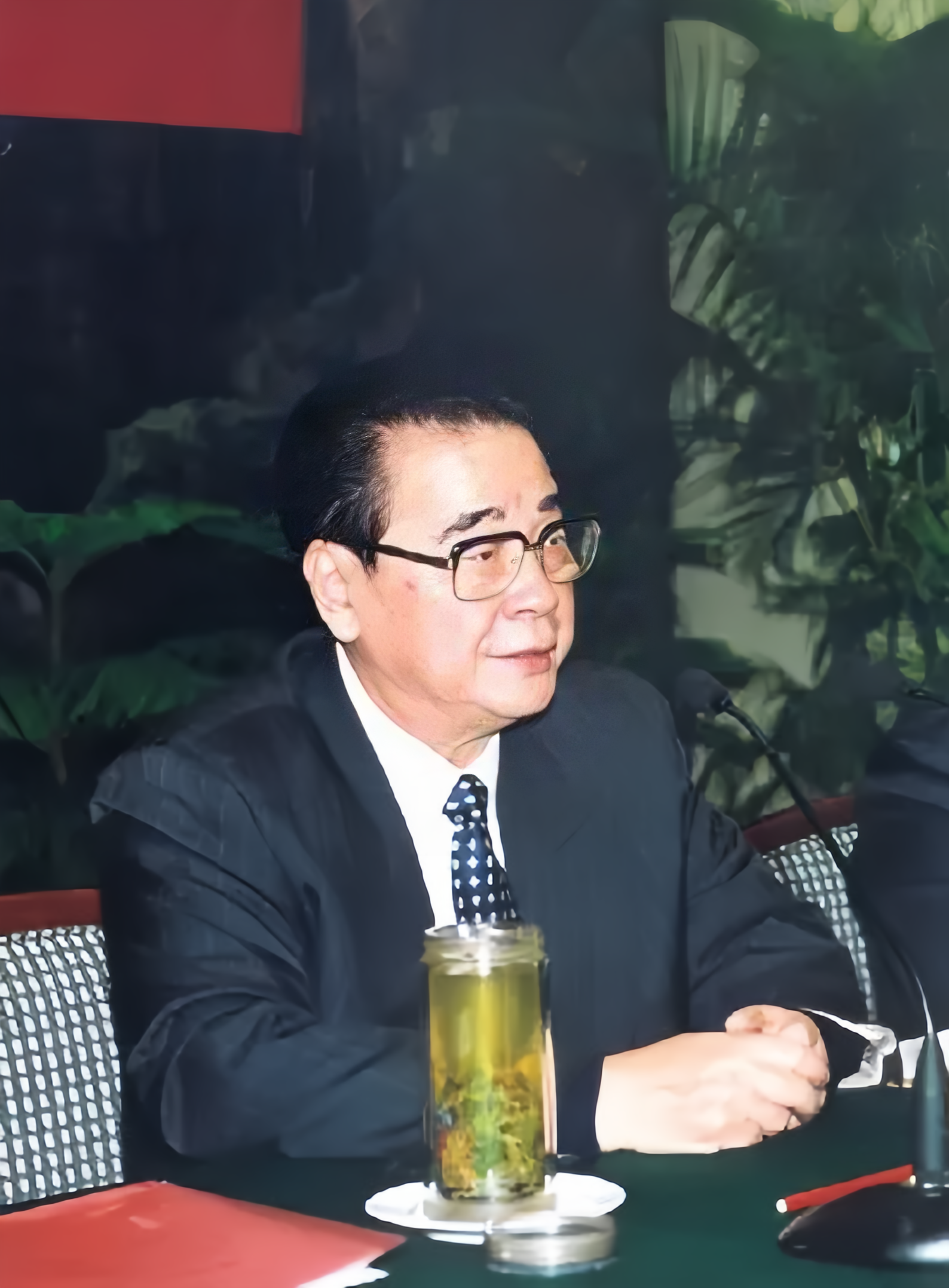 1940年周总理在重庆见到了李鹏，问他在育才学校都学什么功课？李鹏回答说社会科学