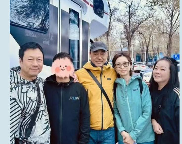 刘青云郭蔼明与黎耀祥夫妇关系好好，网友晒出他们在新疆旅游。#刘青云