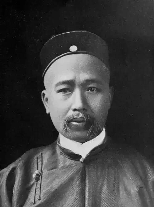 宣统复+辟，康有为和张勋号称文武两圣+人。
一天两人在宫里吃饭，张勋自夸说，我这