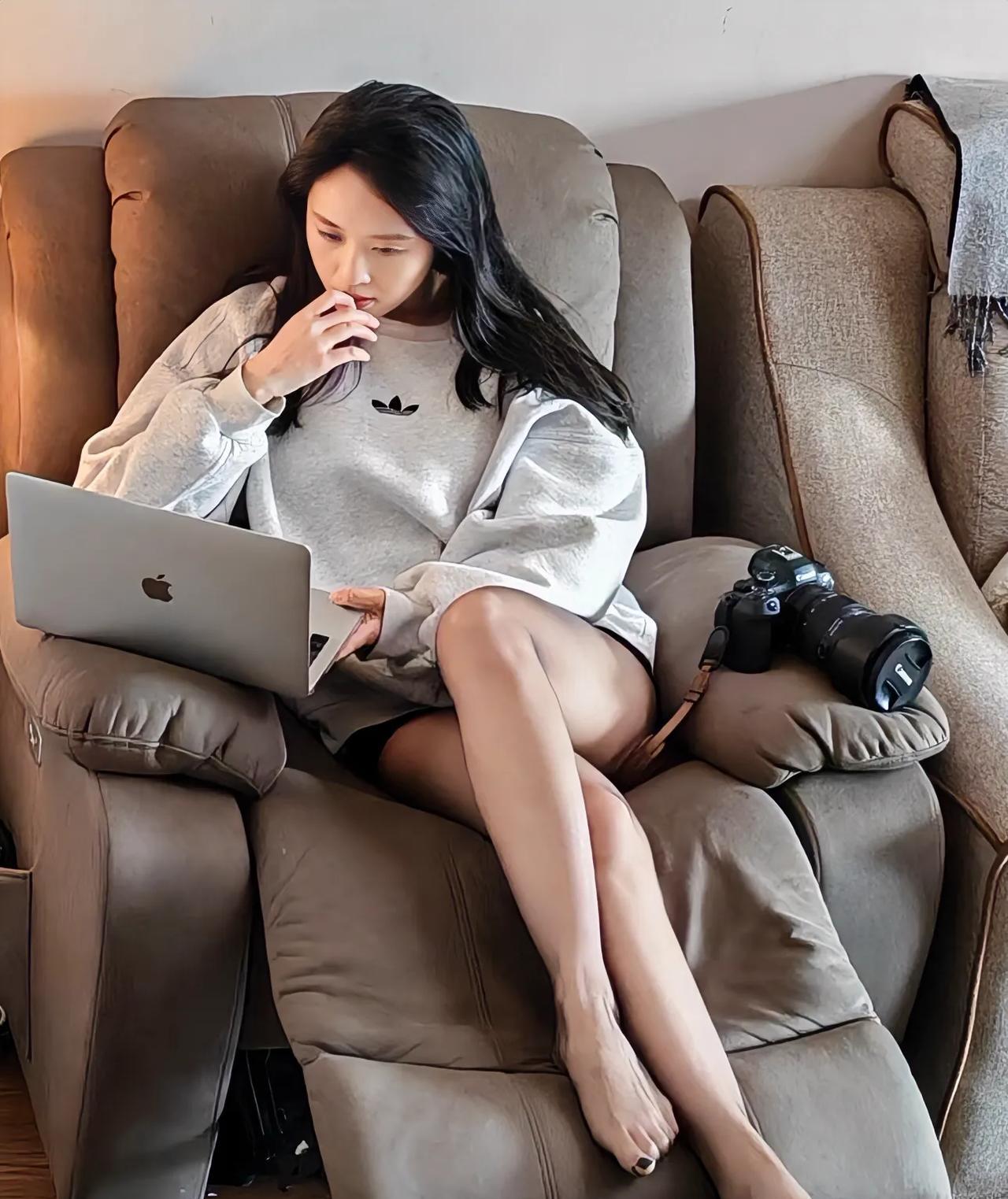 摄影师的夏天其实一点都不好过啊
尤其是外景摄影师，简直难熬的很