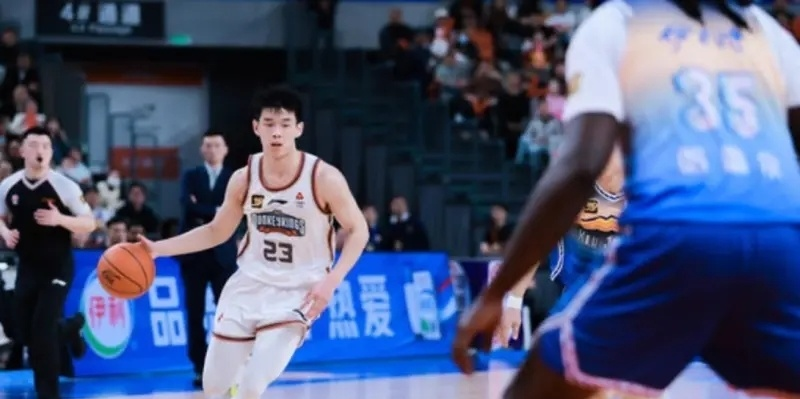 CBA季后赛中，同曦以111-118惜败新疆。比赛开局同曦状态不佳，但下半场奋起