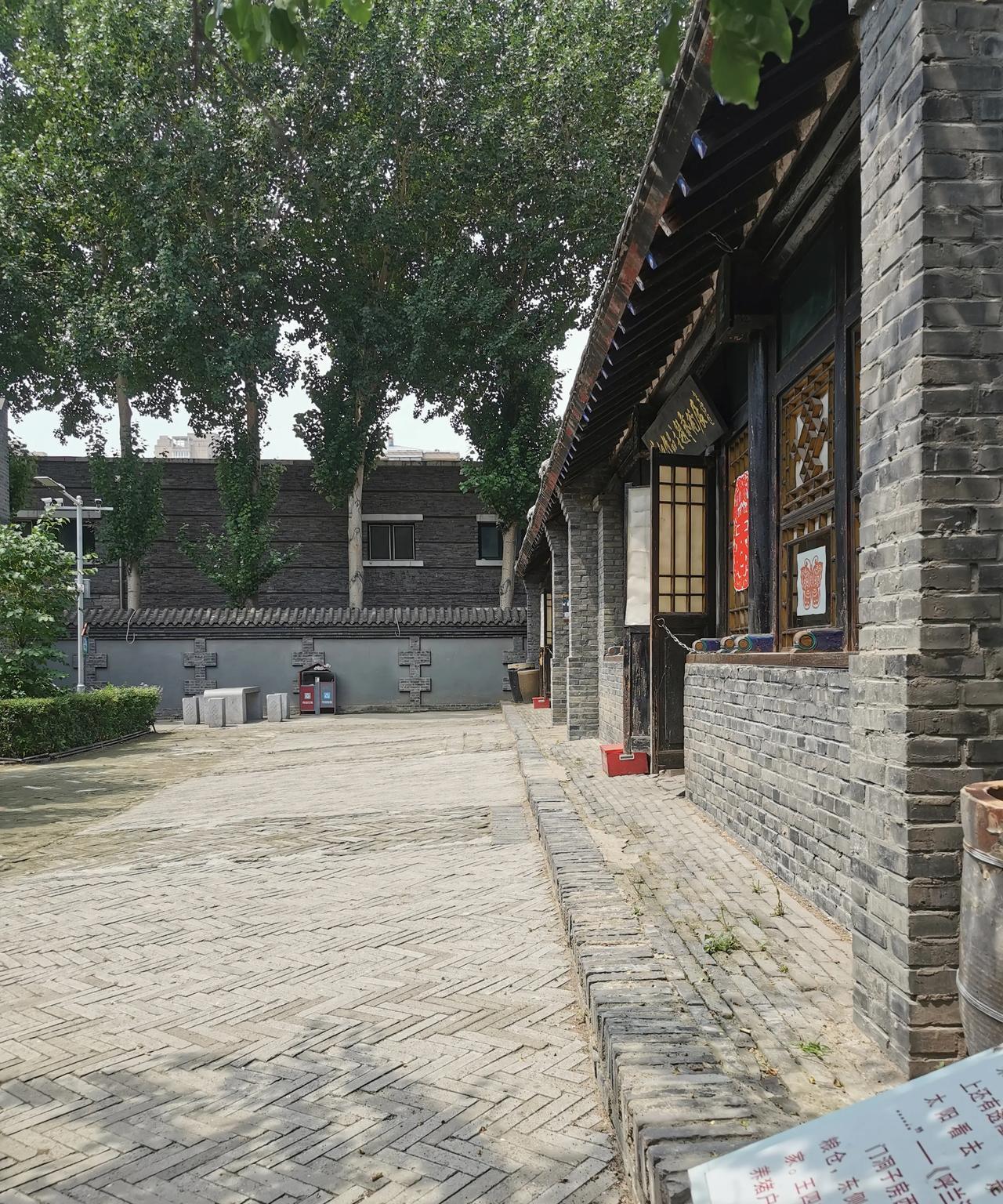 在萧红故居里面乘凉
家里太热了，开空调也不舒服，于是，走出门外来到不远的萧红故居