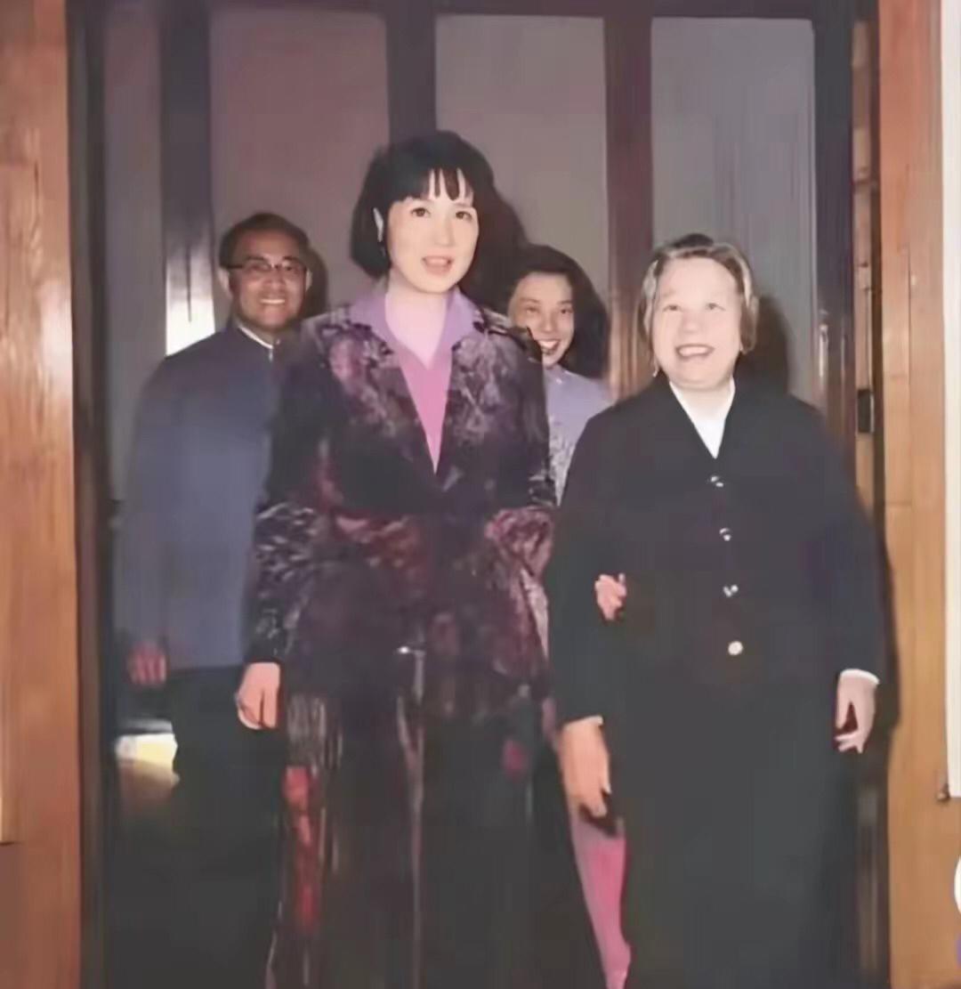 1973年，周恩来总理邀请国民党高官张灵有遗孀王玉龄回大陆居住。
当时周总理身体