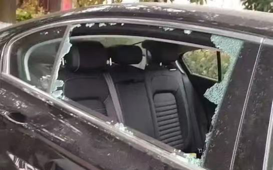 孩子被锁车内奄奄一息，我砸碎车窗救孩子，孩子妈妈却让我赔偿车窗！