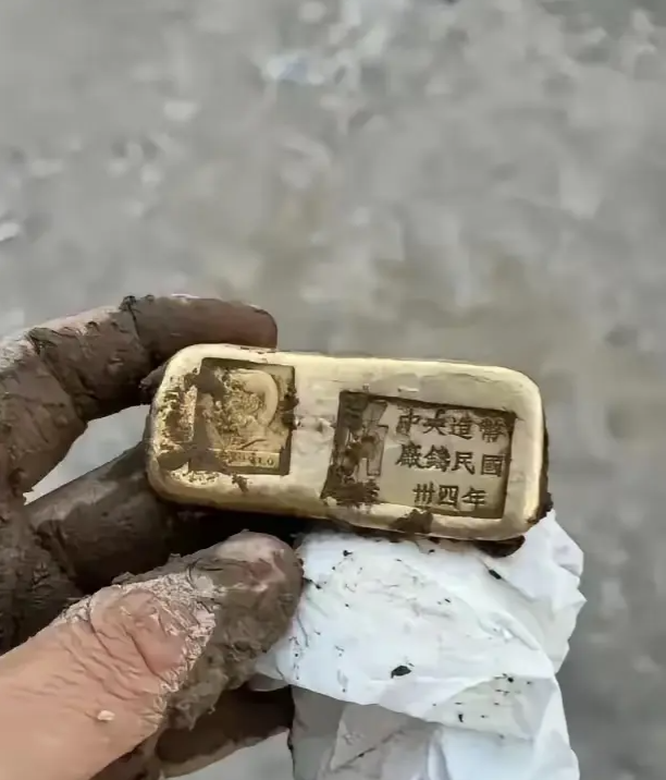 昨天带孩子河边玩耍时，挖到一块这个！有谁认识这是啥东西吗？