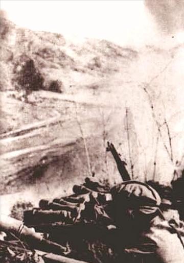 1951年，志愿军在撤退路上，突然撞见一个狭窄山谷里挤满了成千上万的美军。师长一