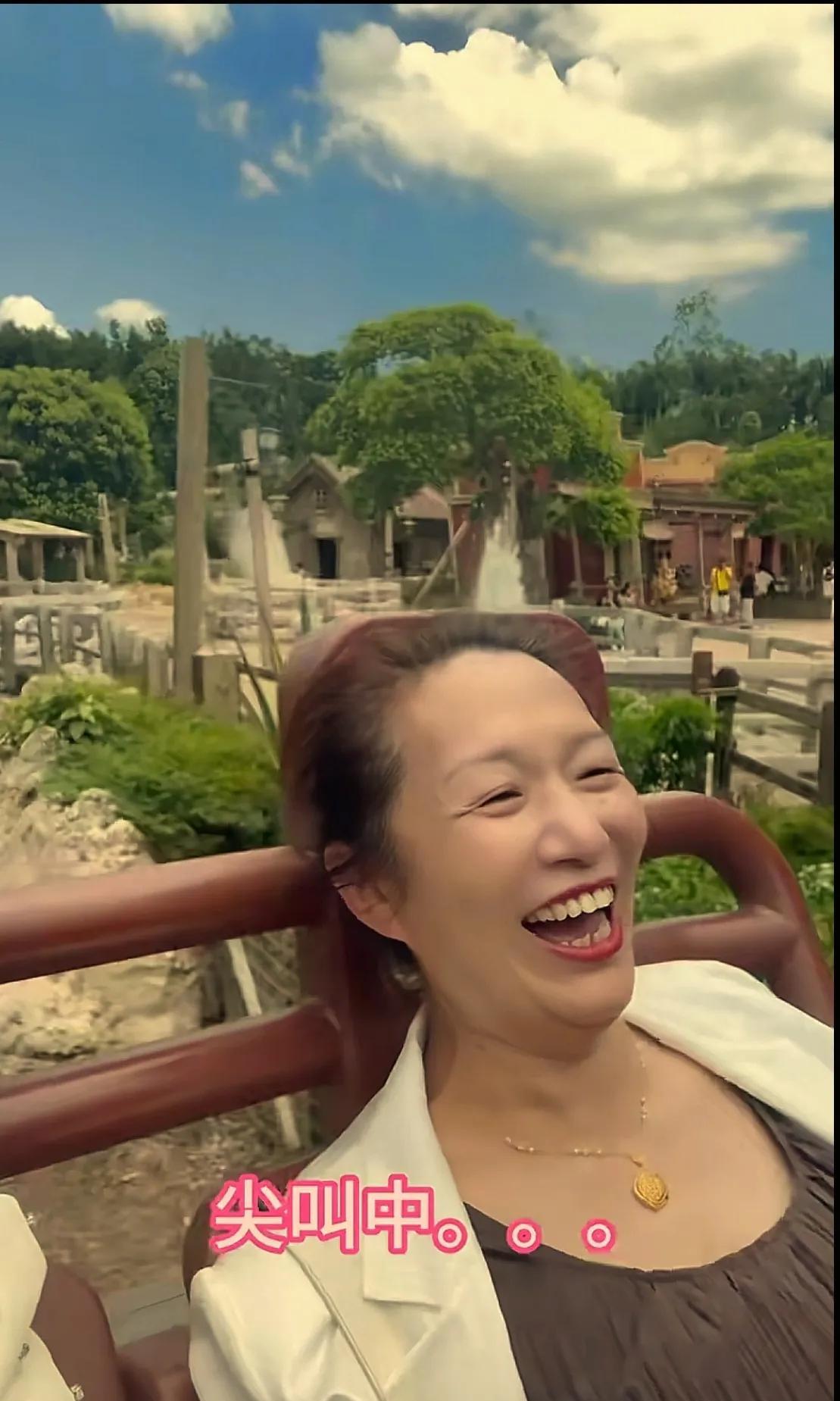 谢浩男的妈妈和大妹在香港迪士尼乐园玩冒险游戏，好刺激，面不改色心不跳。
昨天大妹