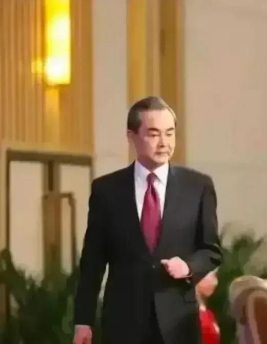 震撼全球！王毅外长连环警告引发外媒慌乱撤稿潮！
王毅外长的三声断喝，犹如惊雷般在