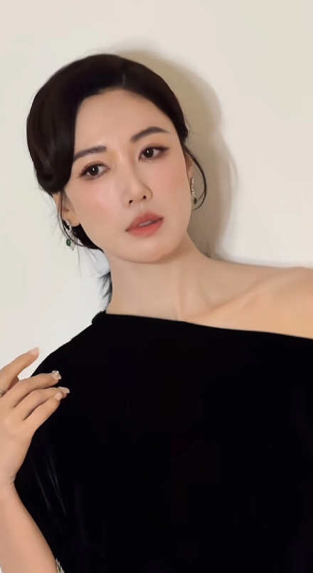 李施嬅真的是一眼大明星的感觉，气质太好了，真的那种气质，体态真的特别好，特别优雅