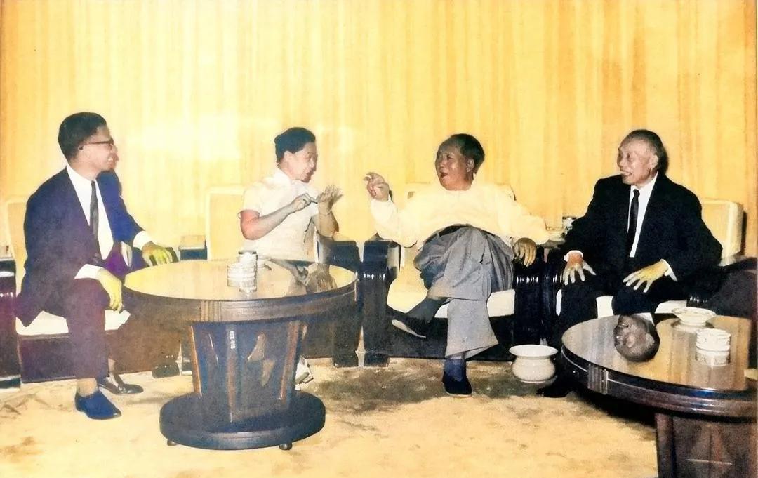 1965年7月27日，毛主席在中南海接见了李宗仁夫妇和程思远，毛主席对他们回归祖