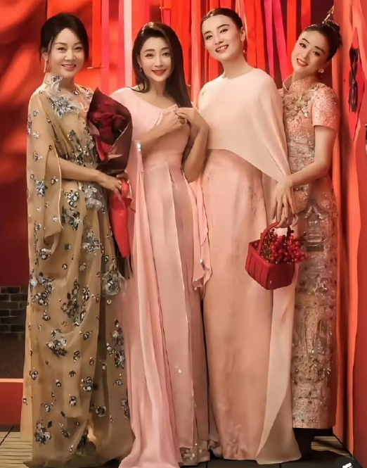 蒋欣好可怜，被大美女们挤在了角落里，虽然不是最瘦，脸却最小 ​​​