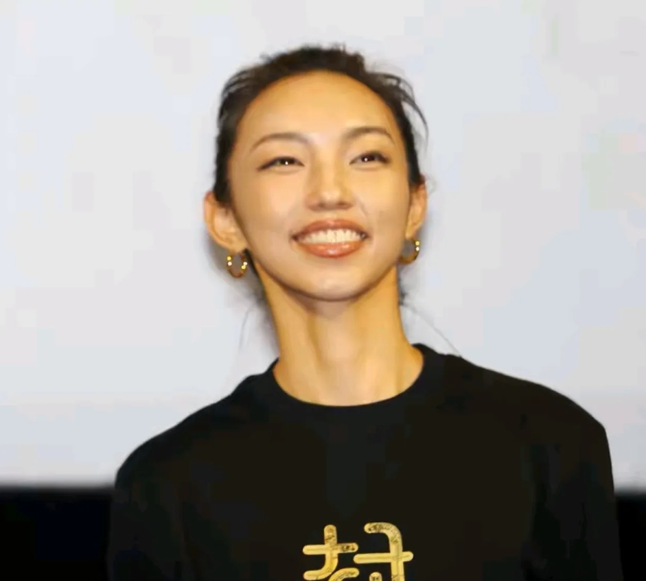 那尔那茜为高考生加油我不奇怪，甚至她定向委培违约我都不奇怪
我奇怪的是，明明她知