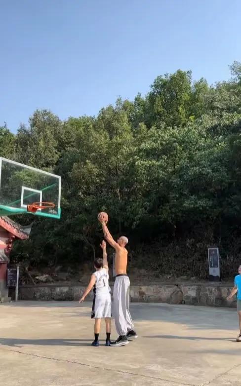 倾尽全力摸不到手腕，这就是普通人和文班亚马一起打球的感觉！
随着文班亚马已经离开