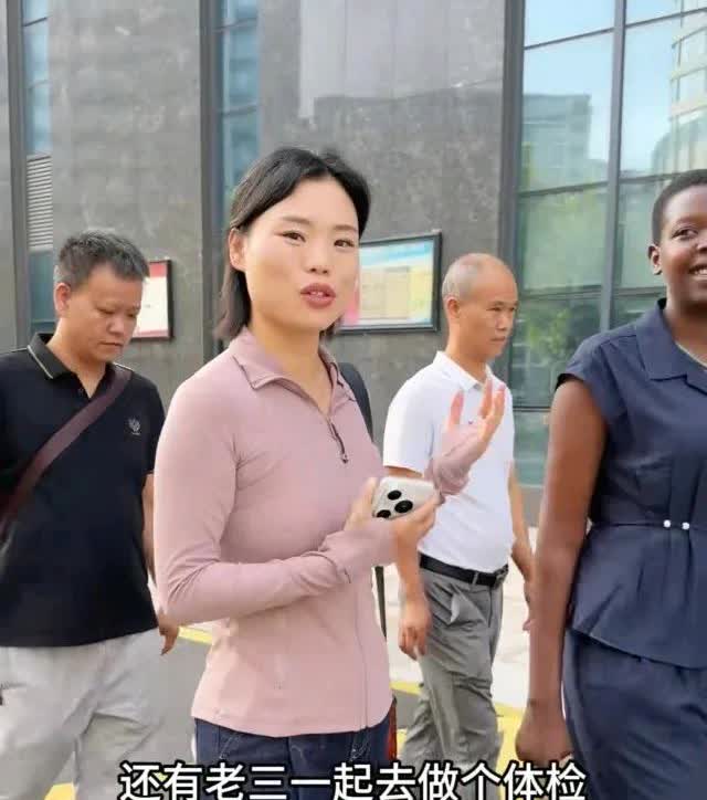 大家发现没？Rose三兄弟中，只有Rose老公吴建宇一直闷闷不乐！

今天R