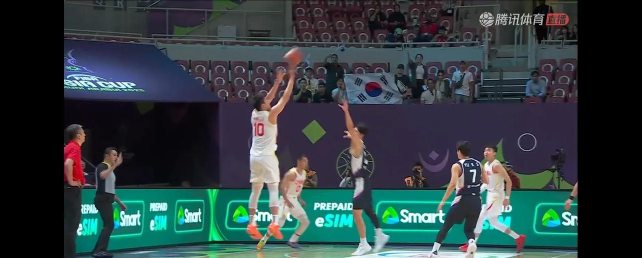 半场结束，中国46-35领先韩国11分，王俊杰半场拿到15分，破了自己国家队得分