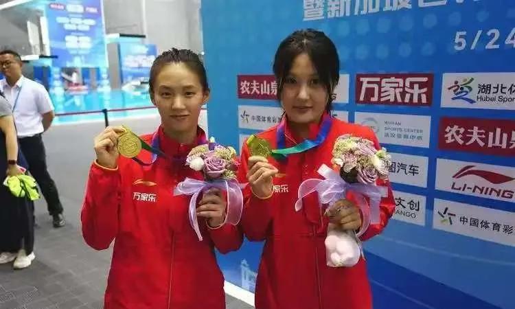 特意去查了一下
陈芋汐的新搭档掌敏洁
以为只是个新秀呢
掌敏洁2004年出生，2
