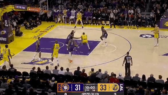 真稳！里夫斯弧顶大空位三分稳稳投进，目前三分4中2得到8分