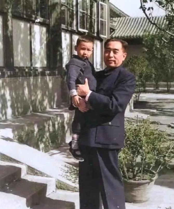 老照片: 周总理抱着6岁侄儿在中南海合影（1956年）