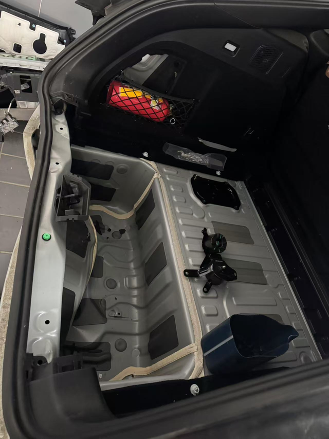 宋l被撞后有感
一年多的宋I被一辆破面包车追尾，小宋l屁股受伤严重，开始外包围未