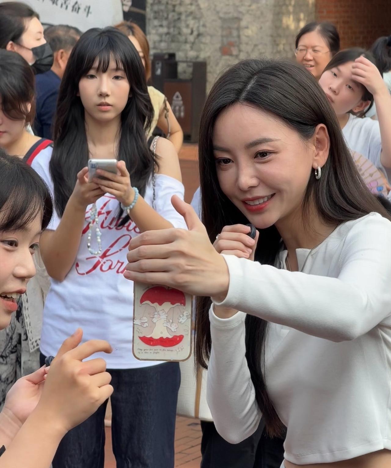 8月22日，有网友在成都偶遇于文文，她现身闹市与大家开心聊天，人好nice啊。