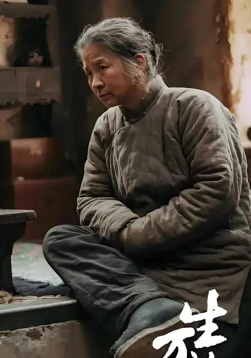 电视剧《生万物》爆火，
估计最后悔的人就是导演了，
就在该剧口碑爆棚的时候，国家