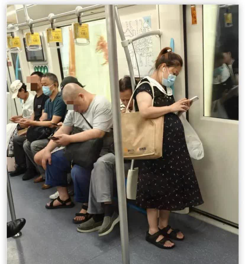 家人们，讲讲我“听闻”的地铁奇遇！

孕妇挺着大肚子在车厢里艰难站立，身旁年