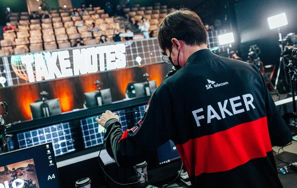 Faker：最近没有坚持睡前不玩手机
最近，电竞界的传奇人物Faker在论坛上与