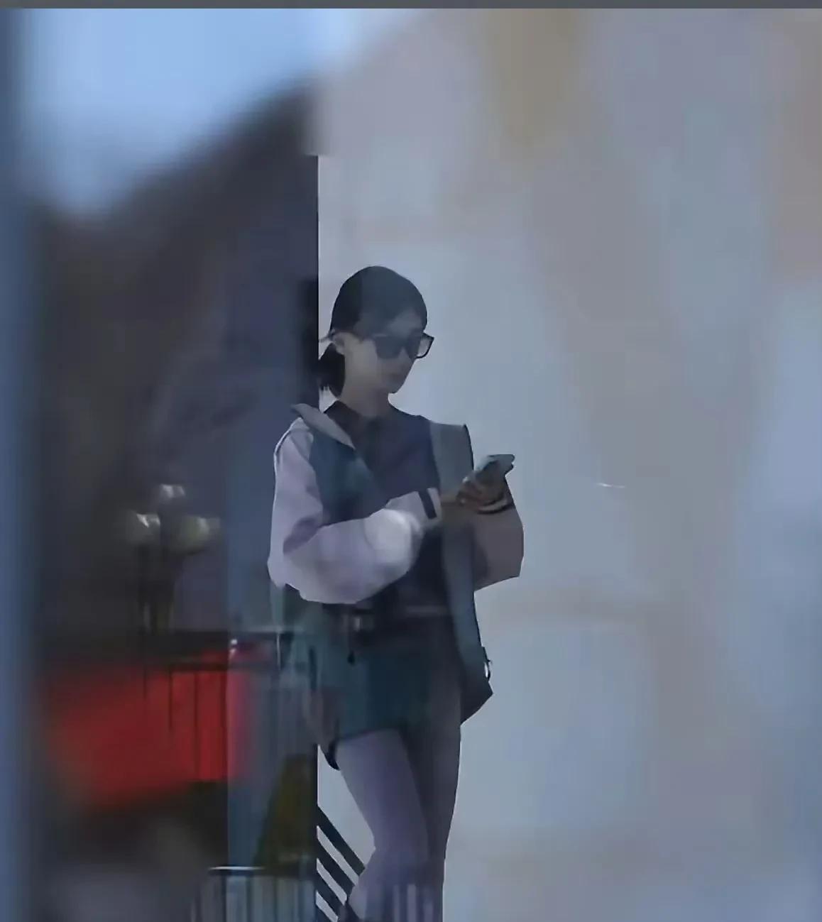 吴谨言准备好了
吴谨言生完孩子后，立马跑去健身房，努力健身，为复出做准备。
现在
