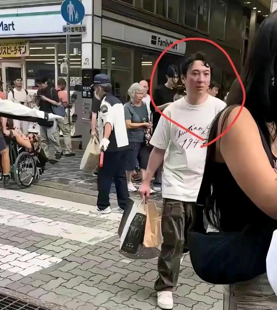 “瘦死的骆驼比马大”！
在王思聪身上体现的淋漓尽致，
老王各种卖，
小王各种买！