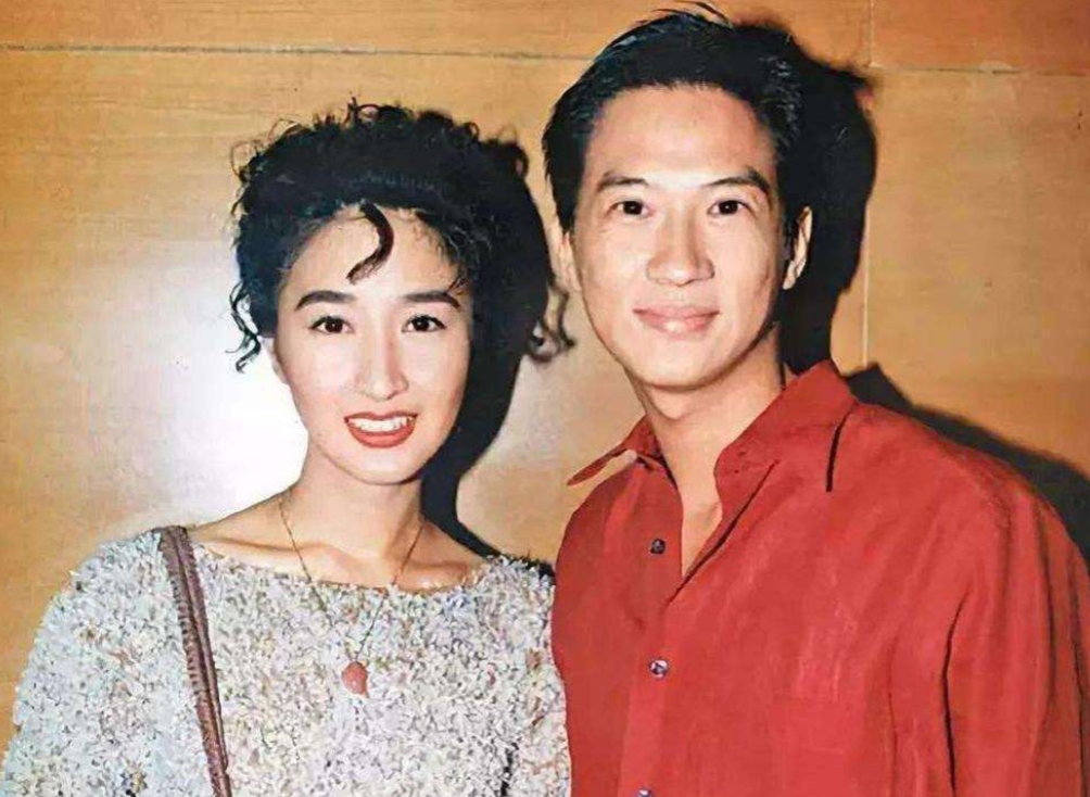 1993年，张家辉在女友关咏荷的别墅洗了个澡后，出来就提分手：“我住的房子都没有