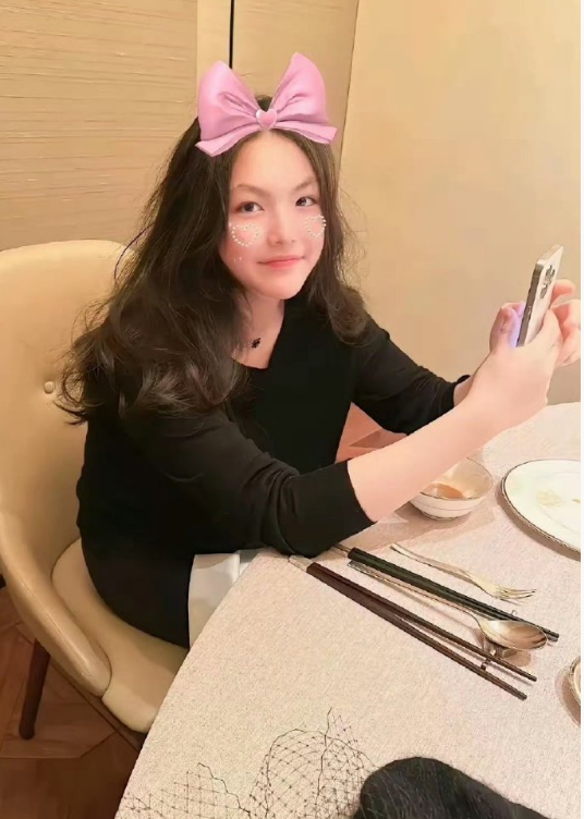 王诗龄身上最便宜的东西就是手机了吧，根本就不需要用手机壳保护，而普通人身上最贵的