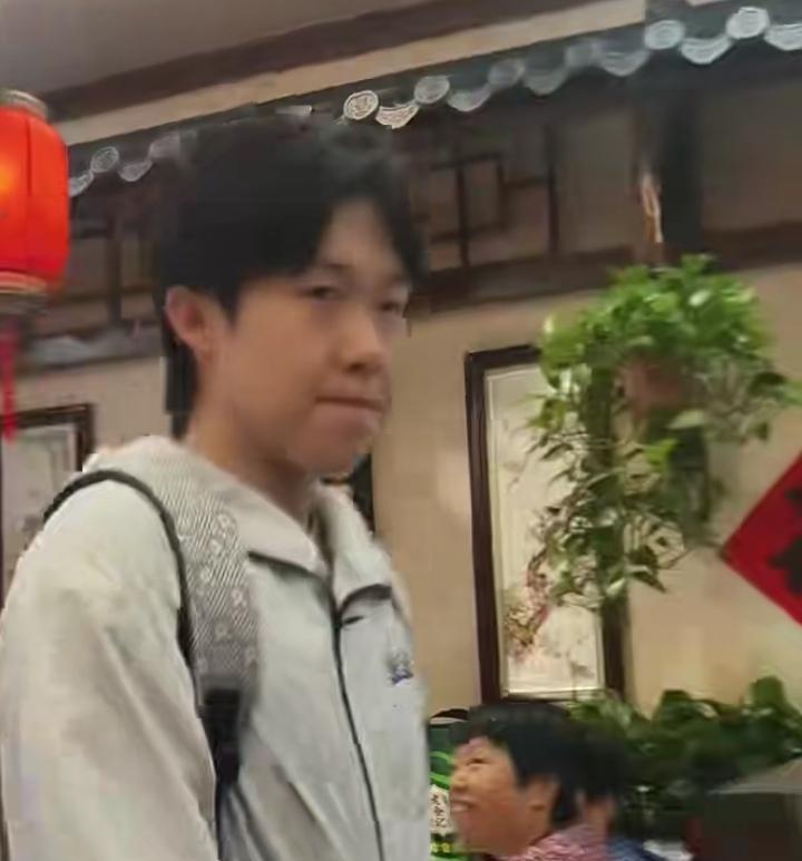 9.22新鲜玉桥餐厅吃饭头头！今天头哥又去玉桥餐厅聚餐啦！9.22中午，头哥穿着