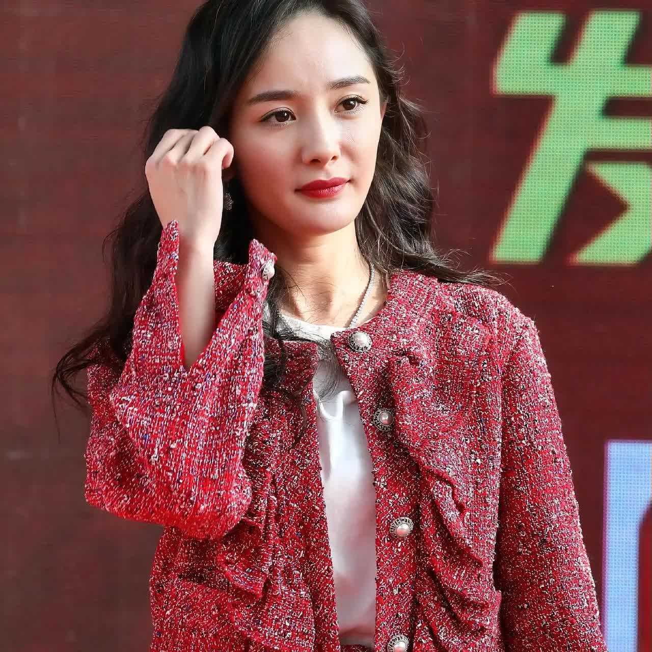 我开始有点理解杨幂了
她穿着裙子
参加电影首映礼，她不是女主角，但很多人看她