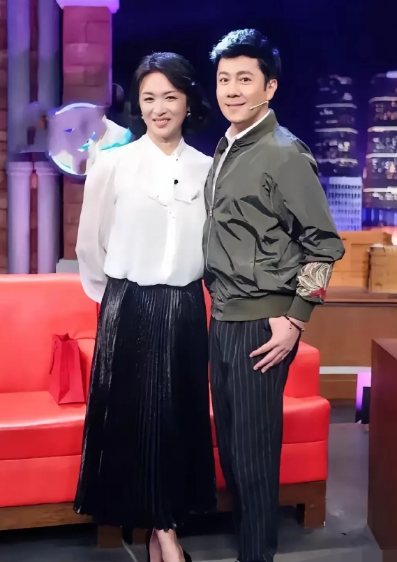 他的365个祝福唱了一辈子，常回家看看，家喻户晓，知道他是谁了吗？
身边这位美女