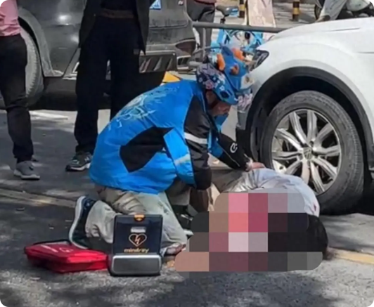 “我1分钱都不能要！”3月25日，湖北武汉一位老人被撞倒，急需AED救命，而此时