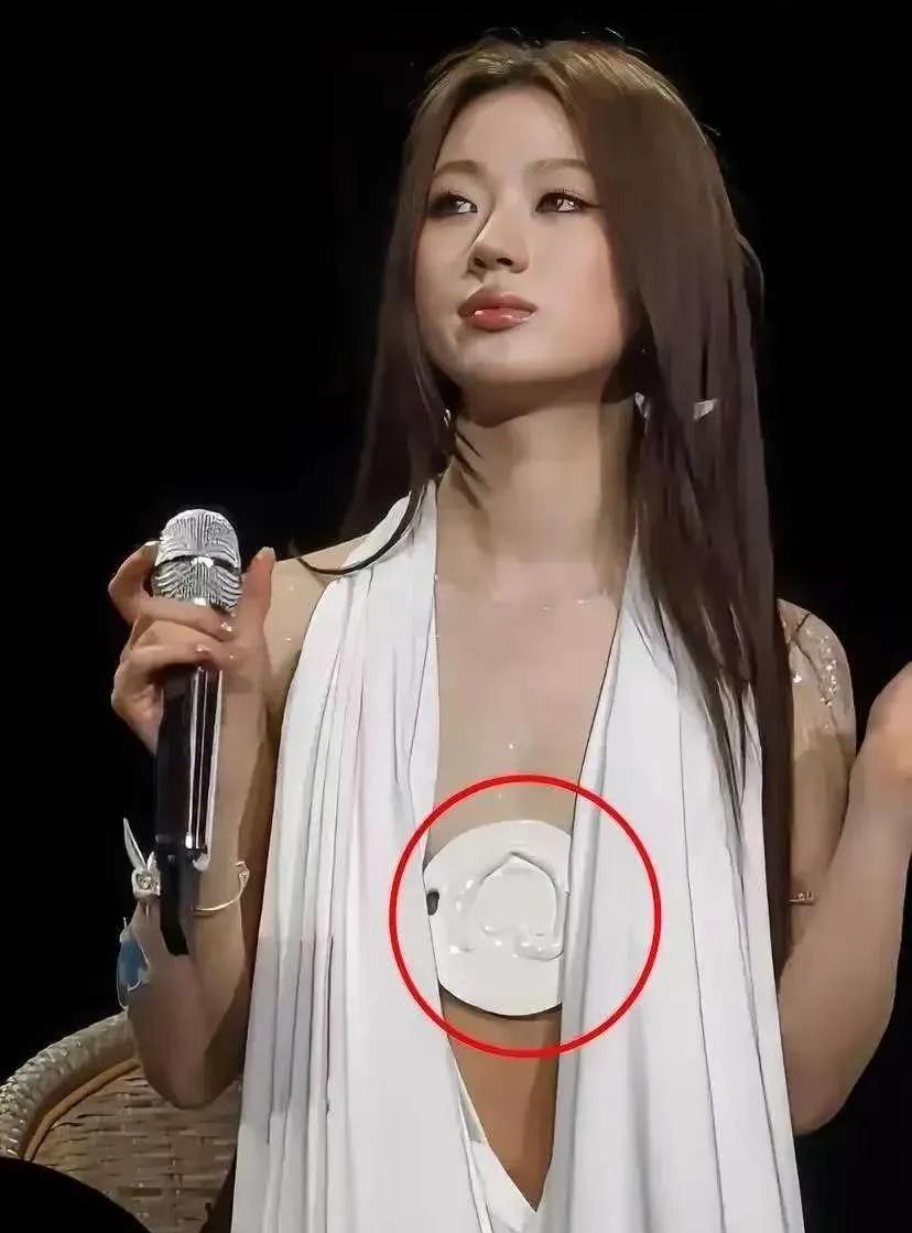 单依纯和常石磊的名字再次挂在热搜上。
单依纯给所有女人提了个醒：身材单薄就别硬穿