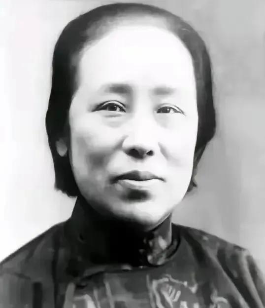 1941年，64岁的何香凝在逃港途中，被一伙人开枪逼停了船，船长绝望了，何香凝却