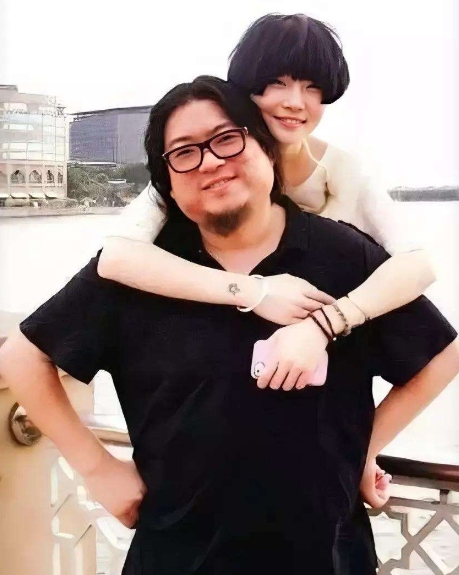 2011年，高晓松在社交平台大秀恩爱：“我太幸福了，我老婆170，又高又漂亮。”