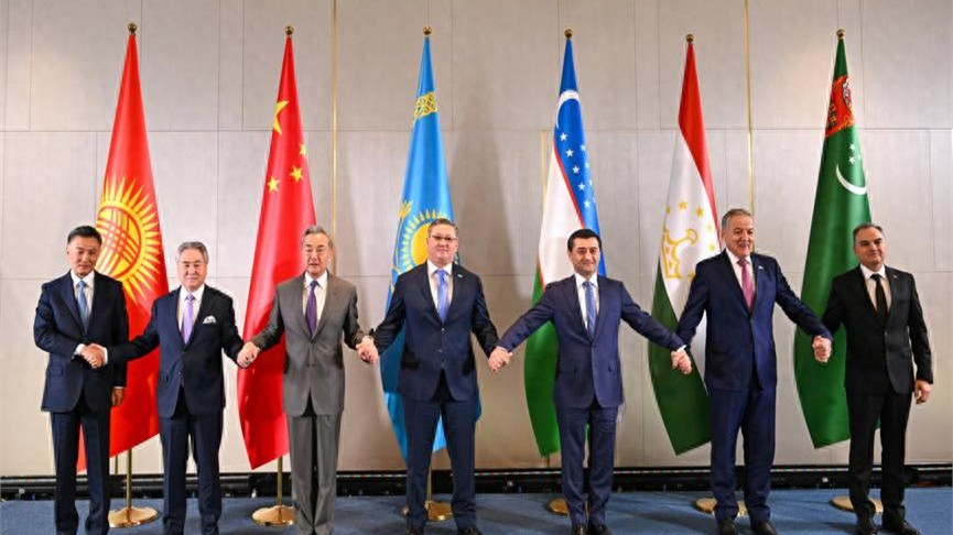 王毅在邻国，把话说给美国听，只要中国在一天，美国那套翻不了天