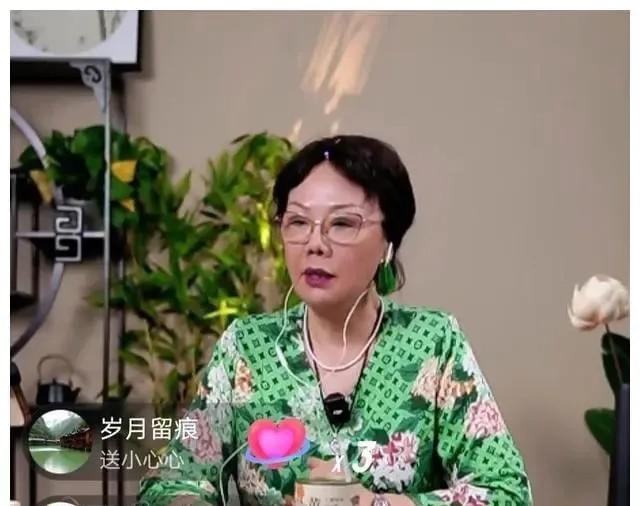 沉寂数年的相声圈炸开惊雷！杨议妻子孟真深夜突袭老年粉丝直播间

相声圈最近可真是