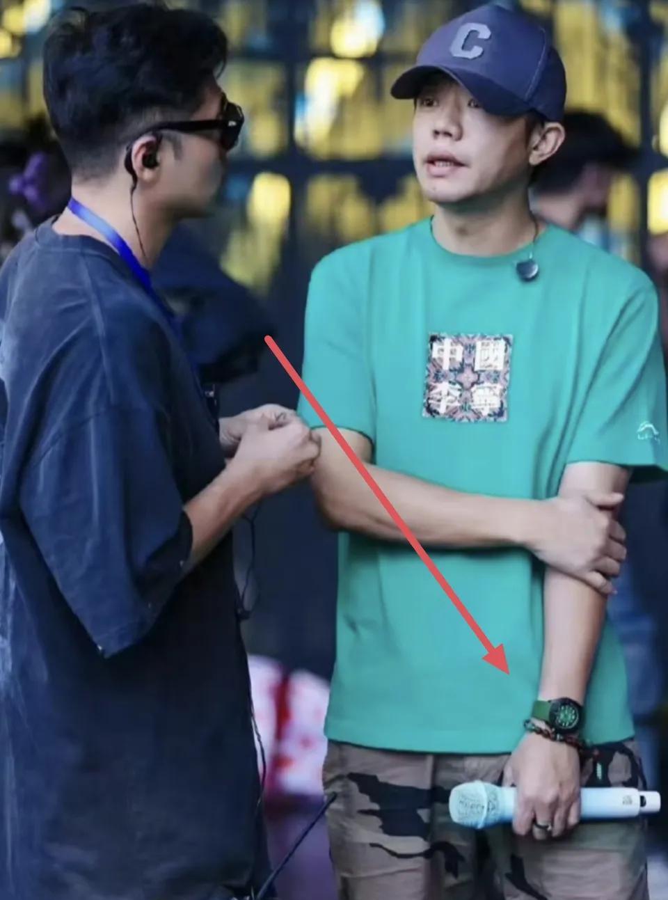 我估计曾毅
可能拍烂脑门也想不明白吧！
无关手表的事，无关演唱会的事，而是
歌迷