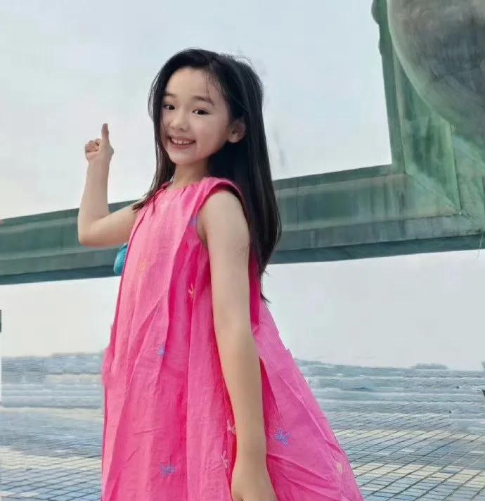高云翔耐心陪女挑文具，小酒窝专注画面暖